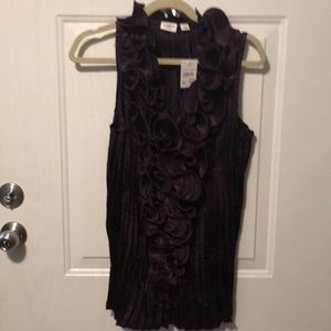 Beautiful ruched and ruffled tank. 18-20W